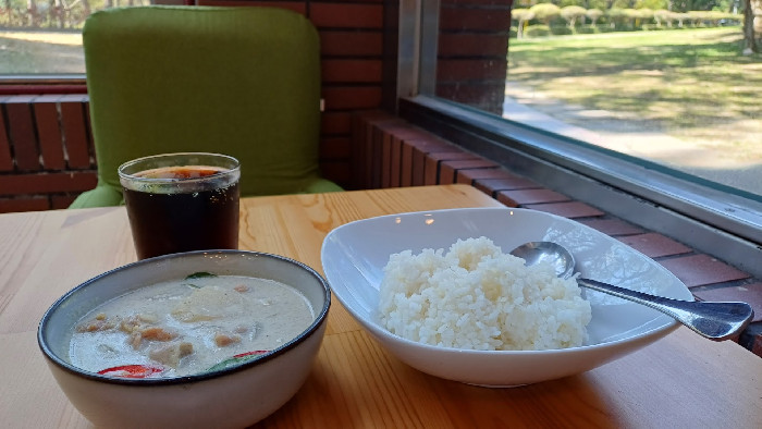 內用白飯免費，每個人吃一碗之後，老闆卻說白飯沒了，也不會再煮了！顧客認為老闆要再煮白飯！這事誰對誰錯？心理契約觀點的解釋